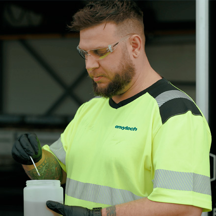 Envytech-tekniker tar vattenprov