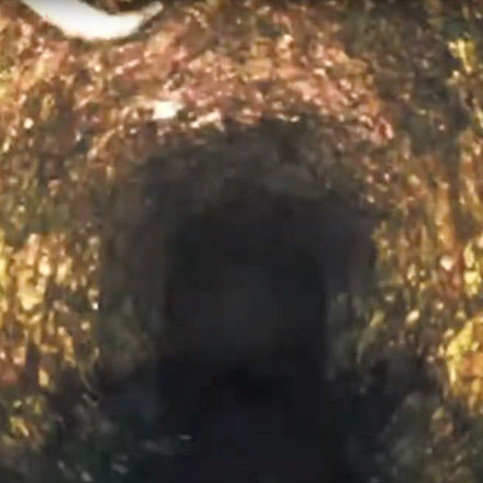 Insidan av ett avloppsrör