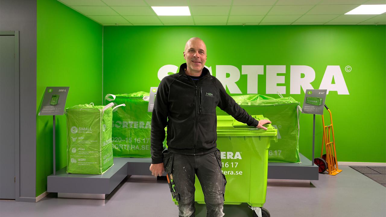 Kund står framför ett kärl