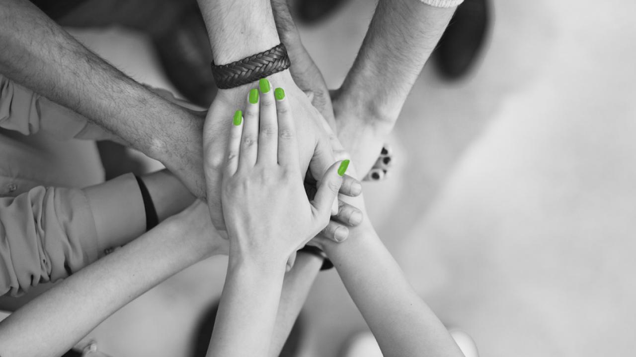 Händer med gröna naglar