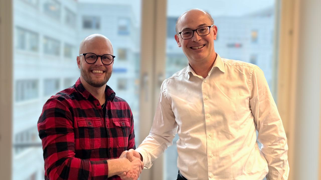 Martin Envytech och Niklas REWALBI tar i hand