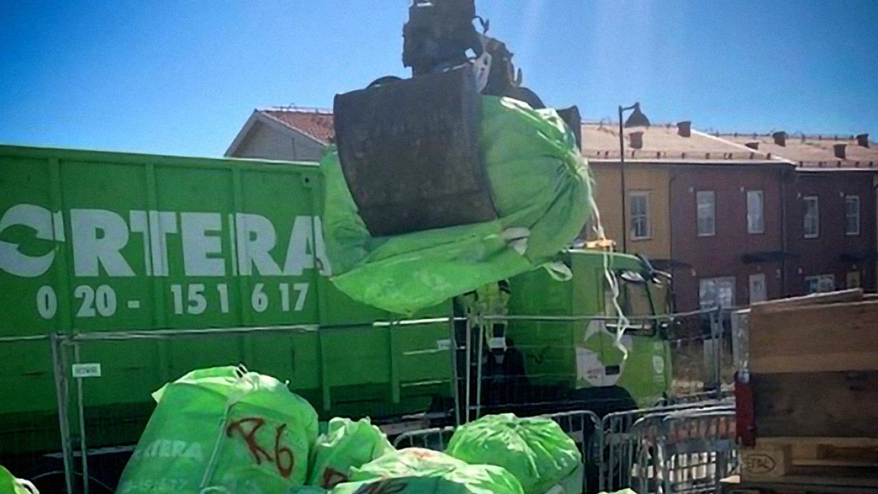 Kranbil hämtar Sorterasäckar