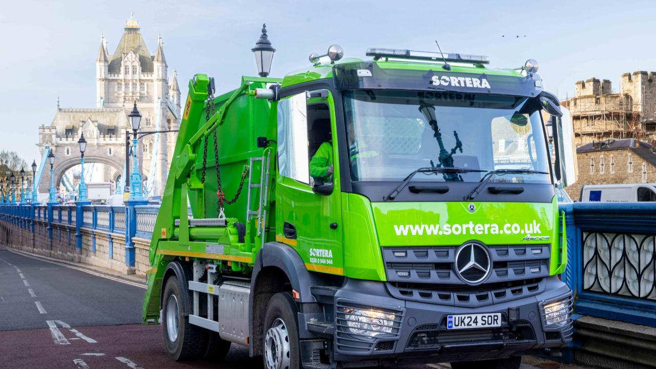 Sortera lastbil över bro i London