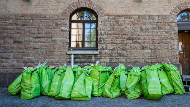 Byggsäckar mot en vägg i stan