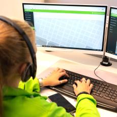 Kvinna sitter framför datorskärm