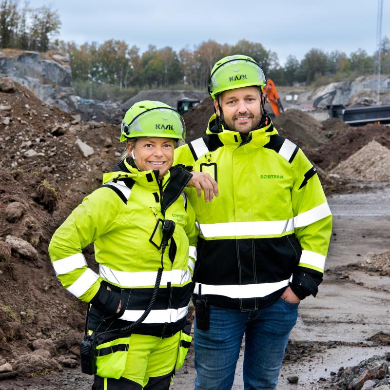 Kvinna och man på anläggning
