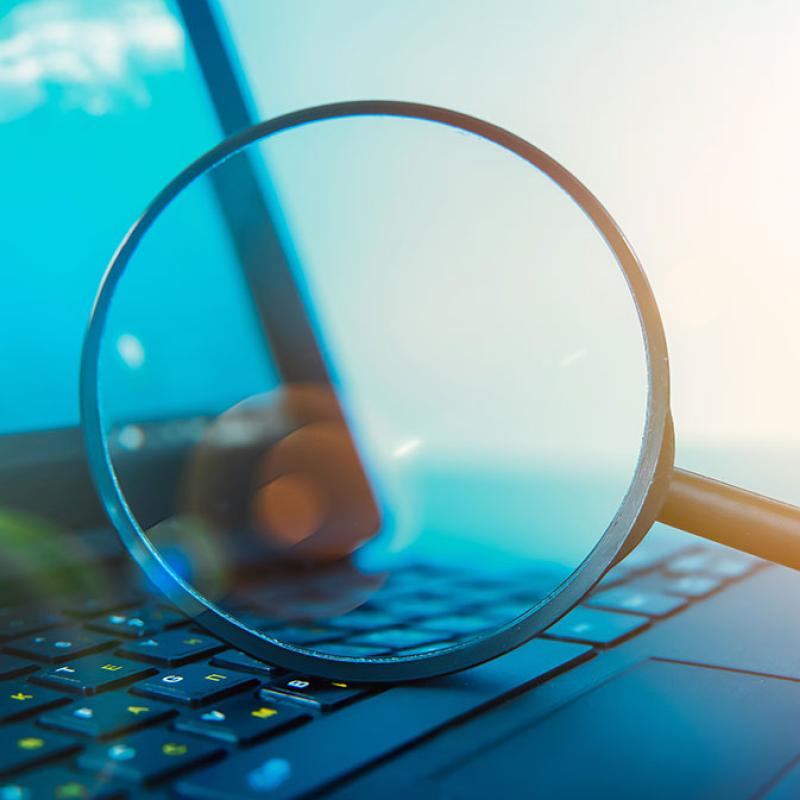 Förstoringsglas centrerad på laptop