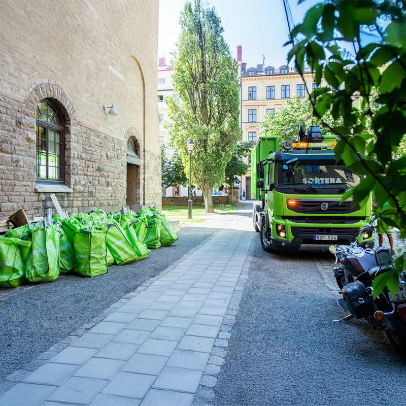 Sortera-lastbil som hämtar byggsäckar