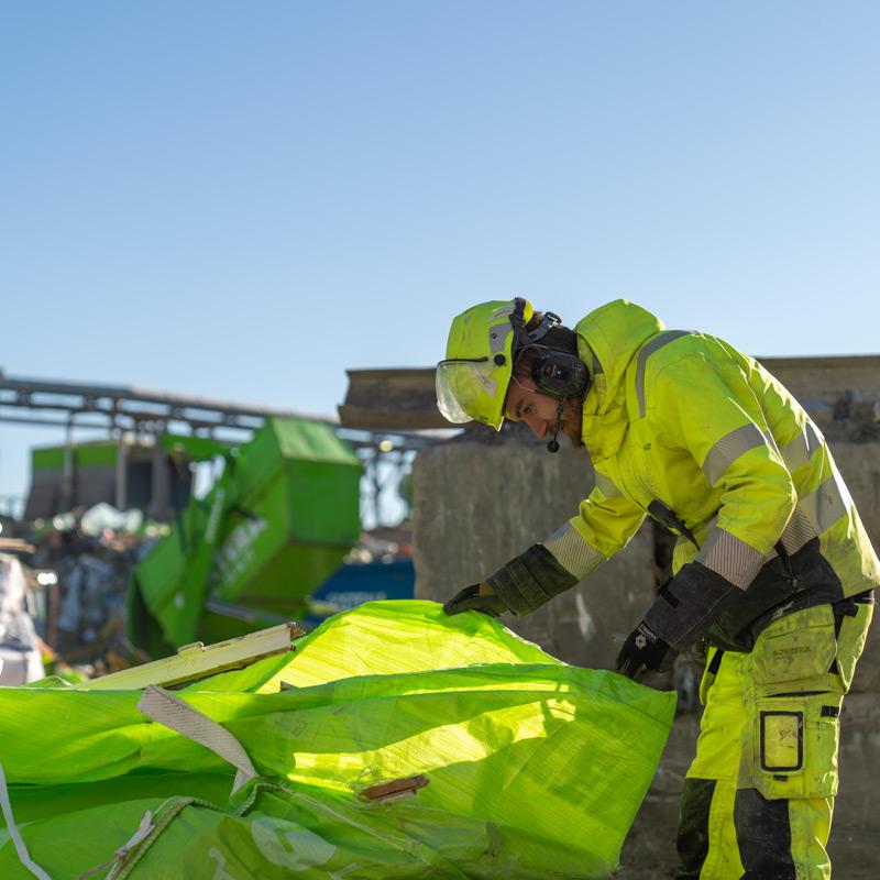 sortera anläggningsarbetare med byggsäck