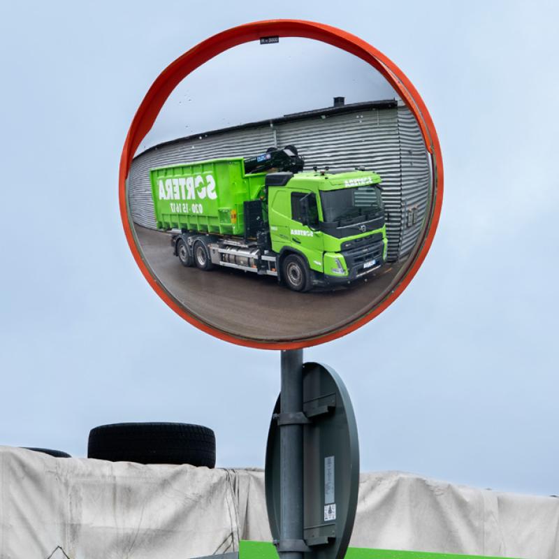 Sortera-lastbil i rund spegel