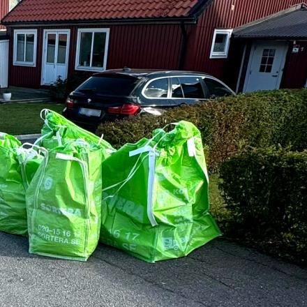 Sorterasäckar utanför hus