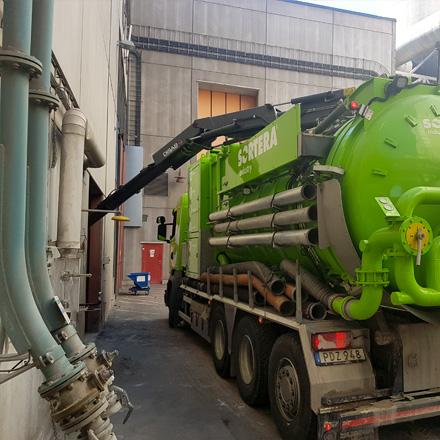 Sortera Industrisanerar med sugbil