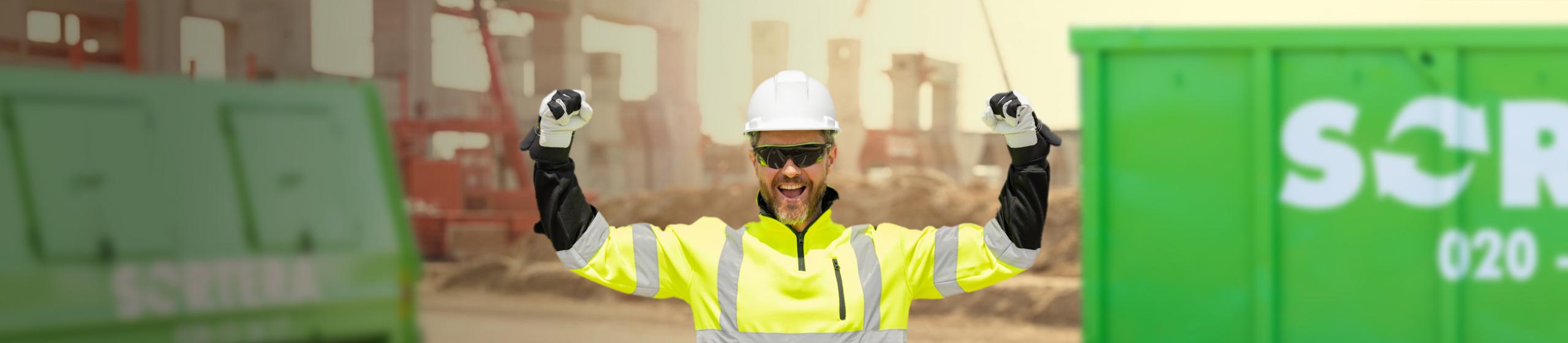 byggjobbare mellan Sortera-containrar