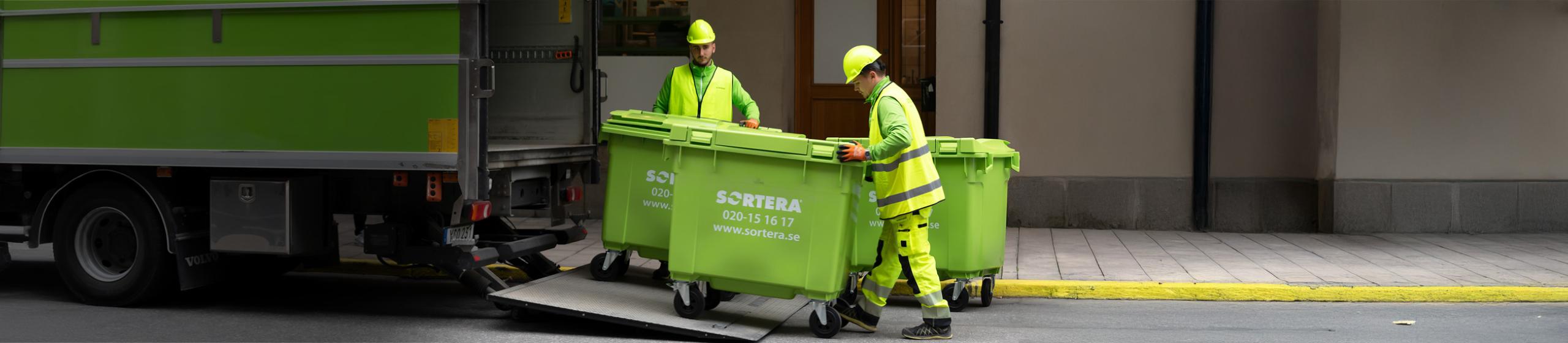 Personer transporterar kärl i lastbil