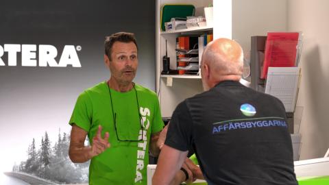 Sortera-medarbetrare pratar med en kund
