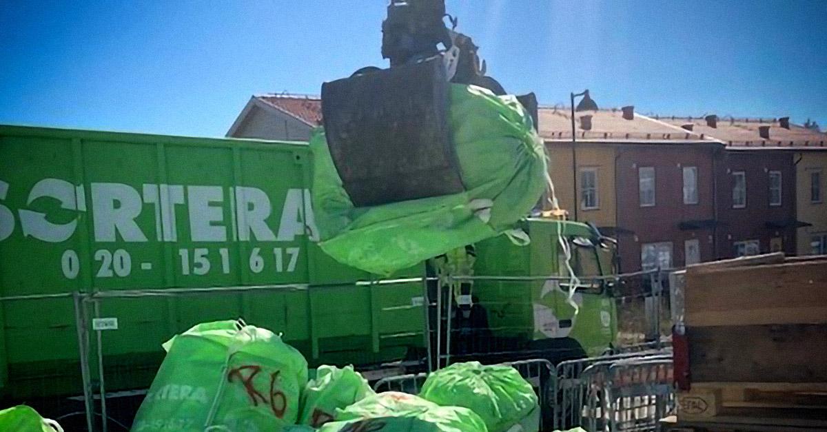 Kranbil hämtar Sorterasäckar