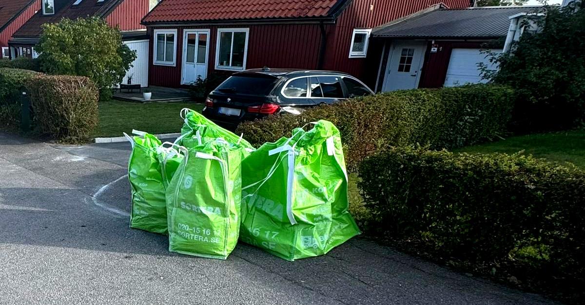 Sorterasäckar utanför hus